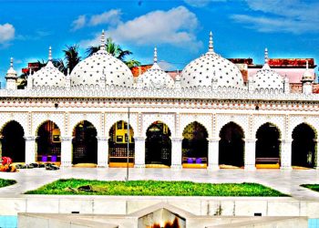 পুরান ঢাকার দৃষ্টিনন্দন তারা মসজিদ