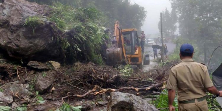 সিকিমে ২৩ বাংলাদেশিসহ দুই হাজার পর্যটক আটকা পড়েছে