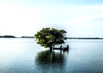 পানি বাড়ছে হাওড়ে, পর্যটকদের বরণে প্রস্তুত নৌযান