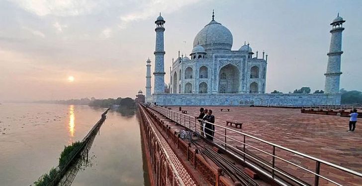 তাজমহলের চারপাশে বন্যার পানি