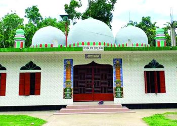 মাচাইন গ্রামের মসজিদ ও শাহ রুস্তমের বাড়ি