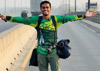 ৩০০ কিলোমিটার পায়ে হেঁটে বাড়ির পথে চবি শিক্ষার্থী শুভ
