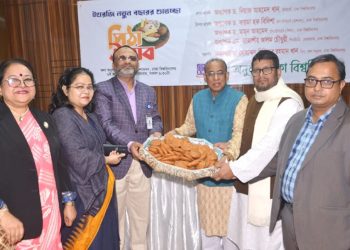 ঢাবি কলা অনুষদে পিঠা উৎসব