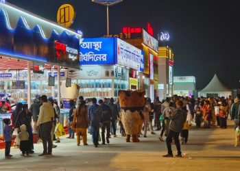 ছুটির দিনে জমে উঠেছে বাণিজ্য মেলা