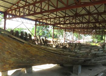 ৭২ ফুট দীর্ঘ প্রাচীন নৌকা
