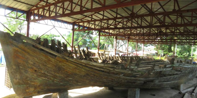 ৭২ ফুট দীর্ঘ প্রাচীন নৌকা
