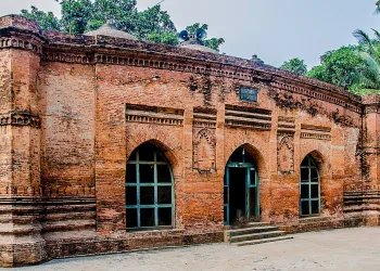 বাবা আদমের মাজার ও আদমদিঘি