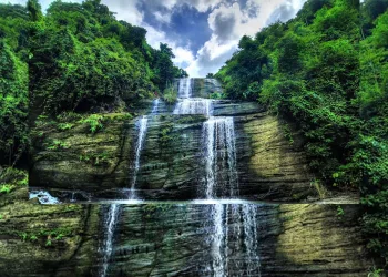 গরমে ভ্রমণের সেরা গন্তব্য পাহাড়ি ঝর্ণা