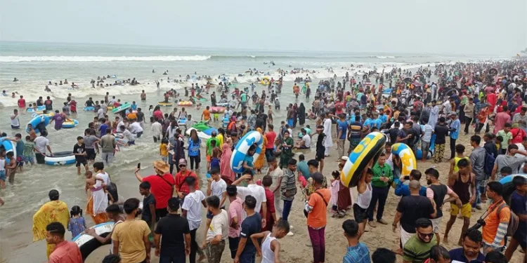 ঈদের ছুটিতে কক্সবাজারে পর্যটকের ঢল