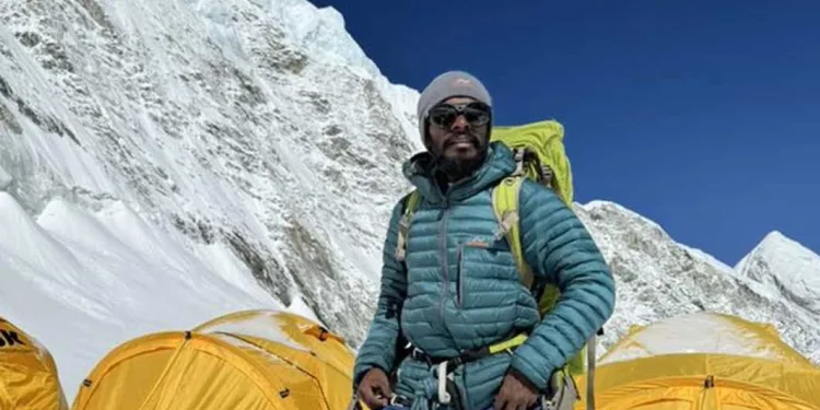 এভারেস্ট চূড়ায় বাংলাদেশের পতাকা ওড়ালেন শাকিল