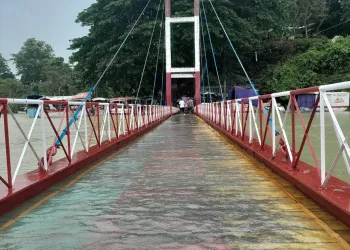 ডুবে গেছে ঝুলন্ত সেতুর পাটাতন, পর্যটক ভ্রমণে নিষেধাজ্ঞা