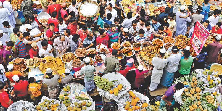 পুরান ঢাকার ইফতার: স্বাদ, স্মৃতি আর শত বছরের ঐতিহ্যের গল্প