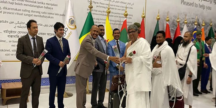 সৌদি পৌঁছেছে বাংলাদেশি প্রথম হজ ফ্লাইট