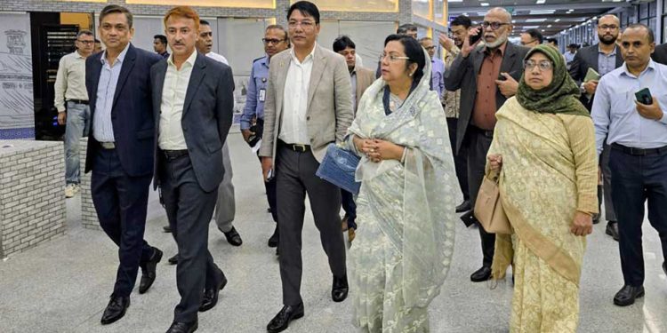 হজযাত্রার প্রস্তুতি দেখতে শাহজালাল বিমানবন্দরে পর্যটন মন্ত্রী-প্রতিমন্ত্রী