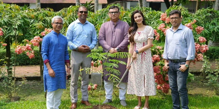 ছুটি রিসোর্টের বৃক্ষরোপণ কর্মসূচিতে বৃক্ষরোপণ করলেন মিম