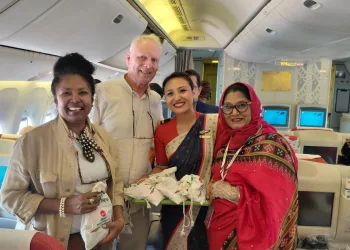 ঈদে বিমান যাত্রীদের উপহার ও বিশেষ খাবার পরিবেশন