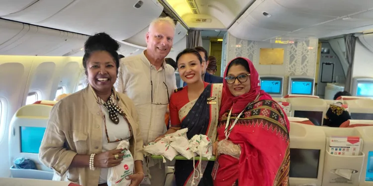 ঈদে বিমান যাত্রীদের উপহার ও বিশেষ খাবার পরিবেশন