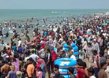 ঈদের ছুটিতে পর্যটকে মুখর কক্সবাজার সমুদ্রসৈকত