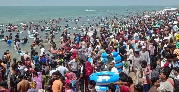 ঈদের ছুটিতে পর্যটকে মুখর কক্সবাজার সমুদ্রসৈকত